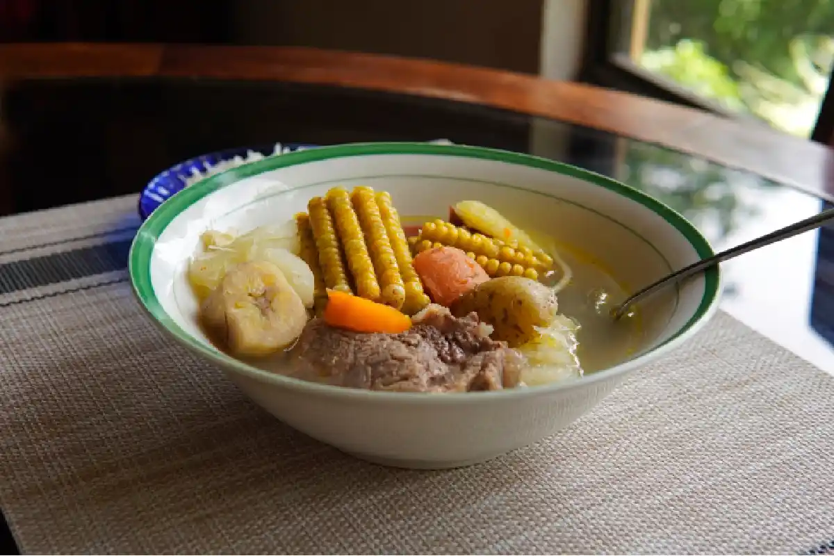 plato de caldo de res