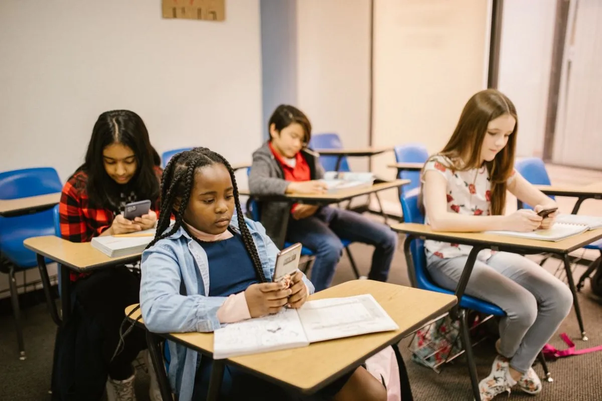 que paises prohiben celulares escuelas
