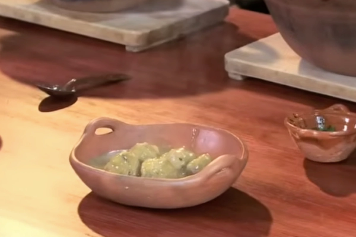 Plato de barro con albóndigas de chicharrón en salsa verde