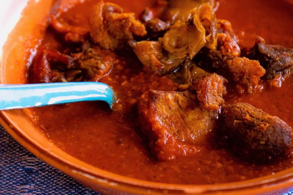 Guiso con carne servido en plato de barro