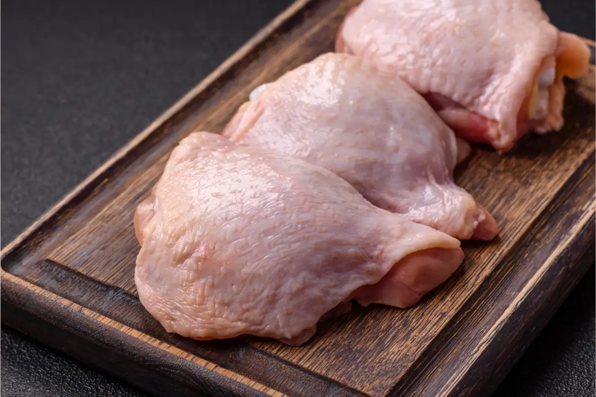 Tres piezas de muslos de pollo