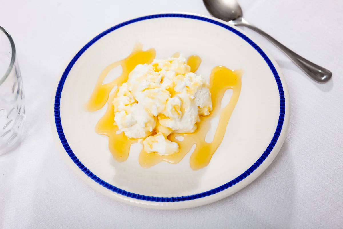 requesón con miel y frutas receta