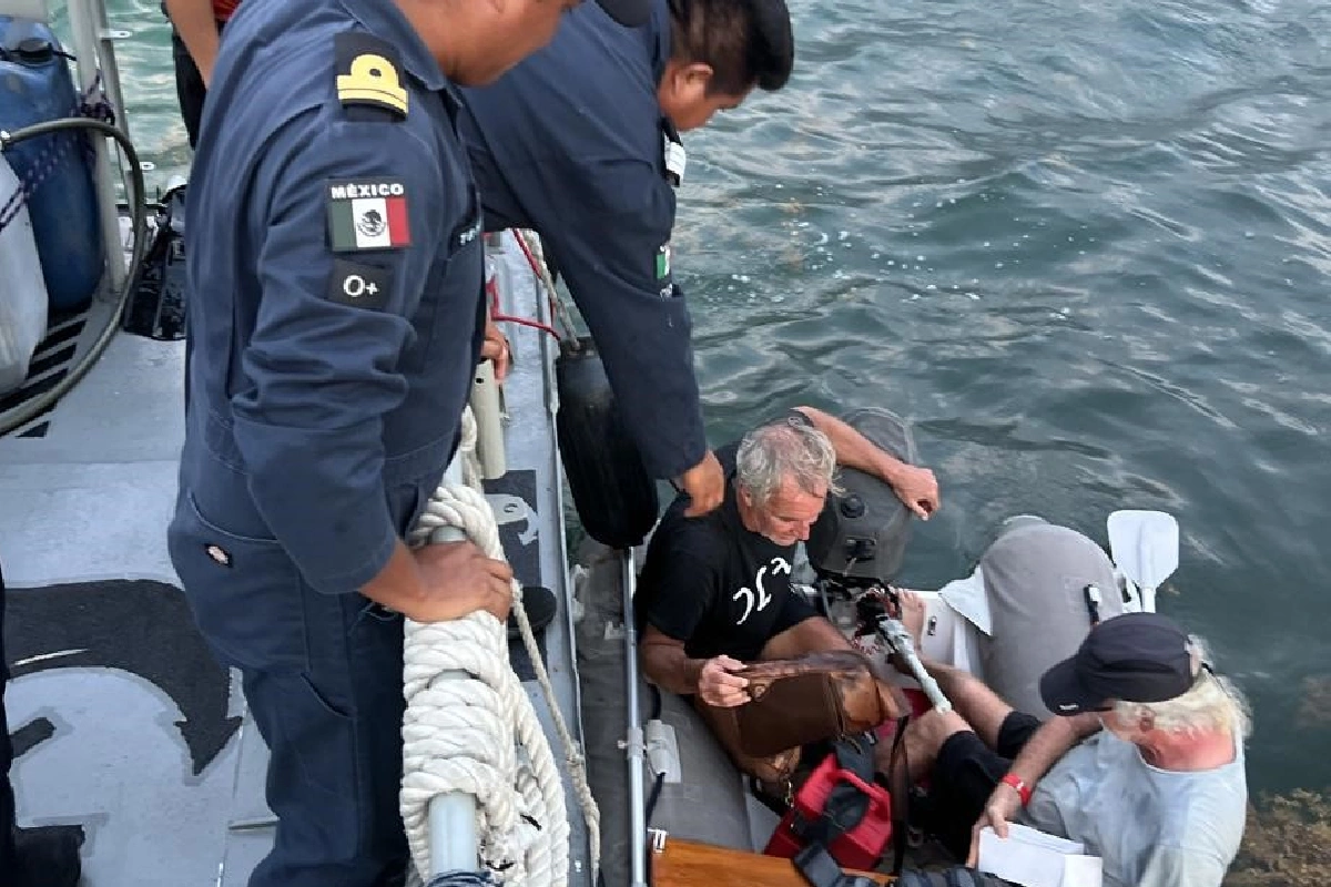 La Marina rescató a los dos tripulantes del yate.