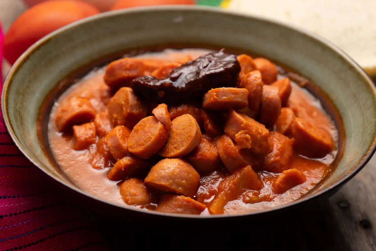 plato de salchichas enchipotladas