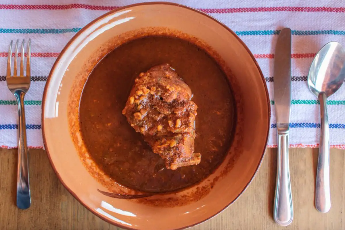 Plato de barro con un guiso