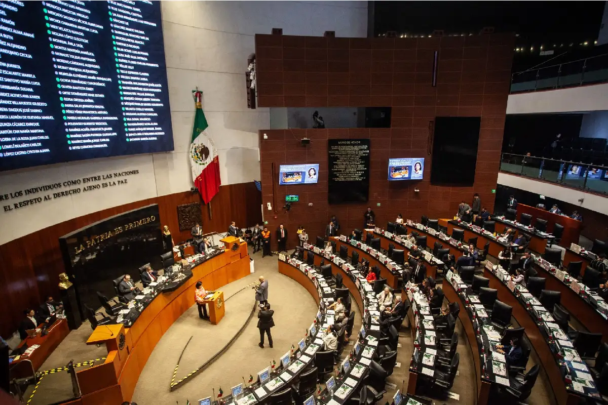 Senado aprueba "ley antimemes"; oposición acusa censura