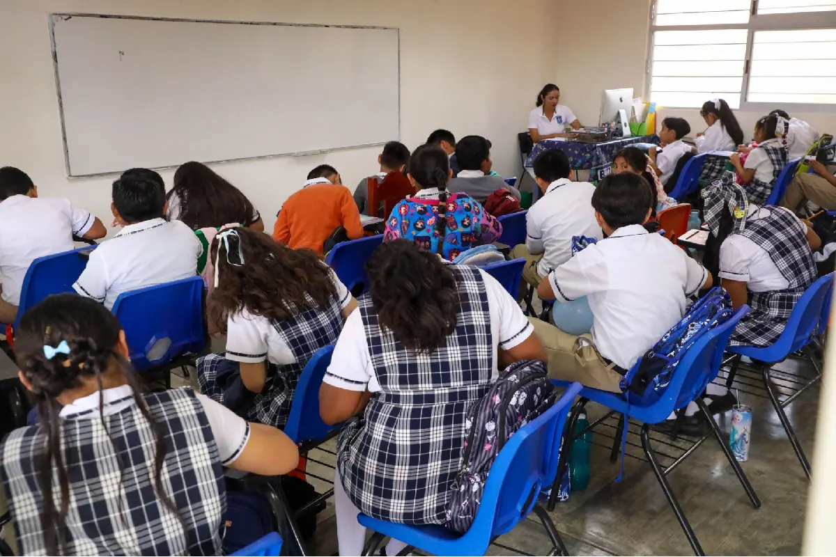 Slim respalda regulación de celulares en escuelas impulsada por Sheinbaum