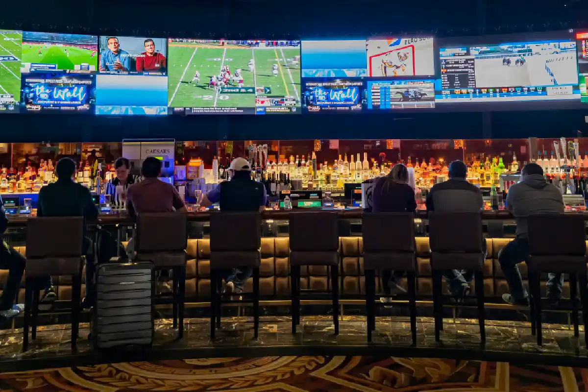 personas en sports bar