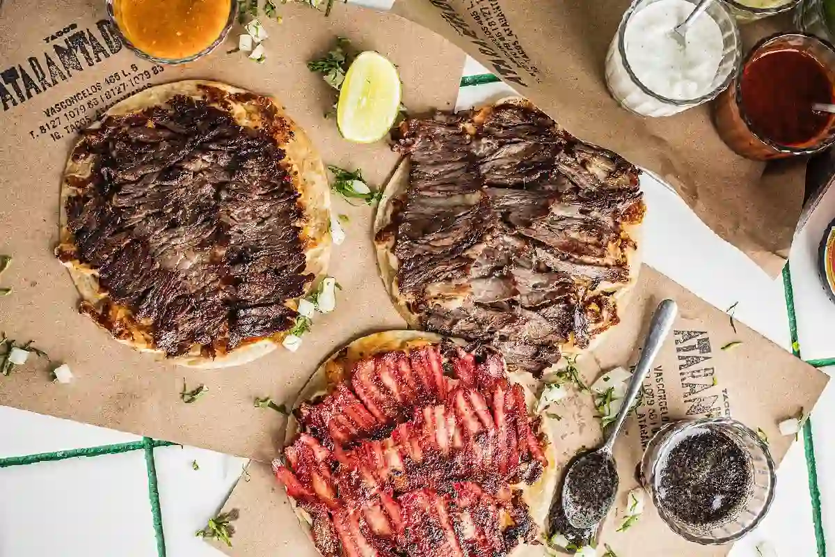orden surtida de tacos
