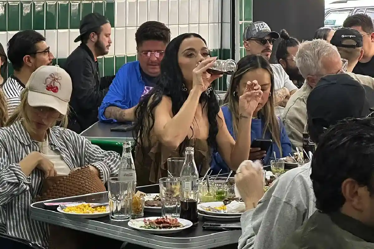 Katy Perry comiendo en Tacos Atarantados