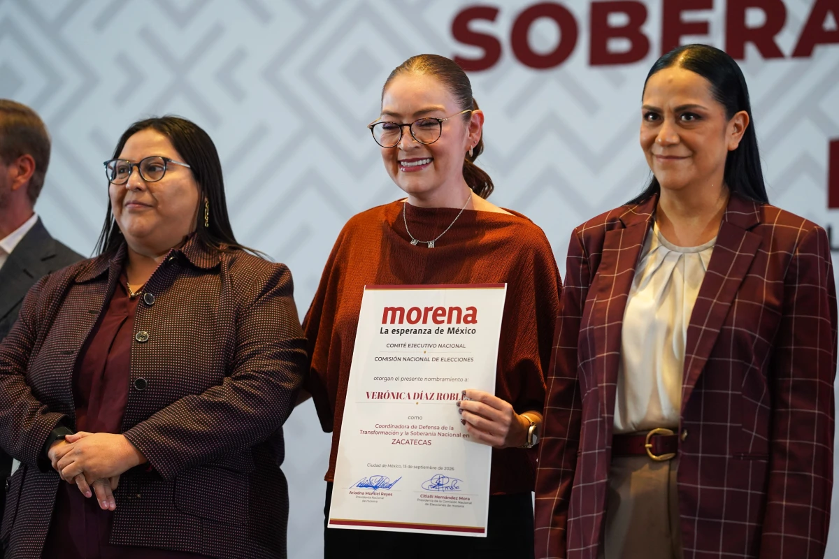 Entrega de constancia a la coordinadora de Zacatecas