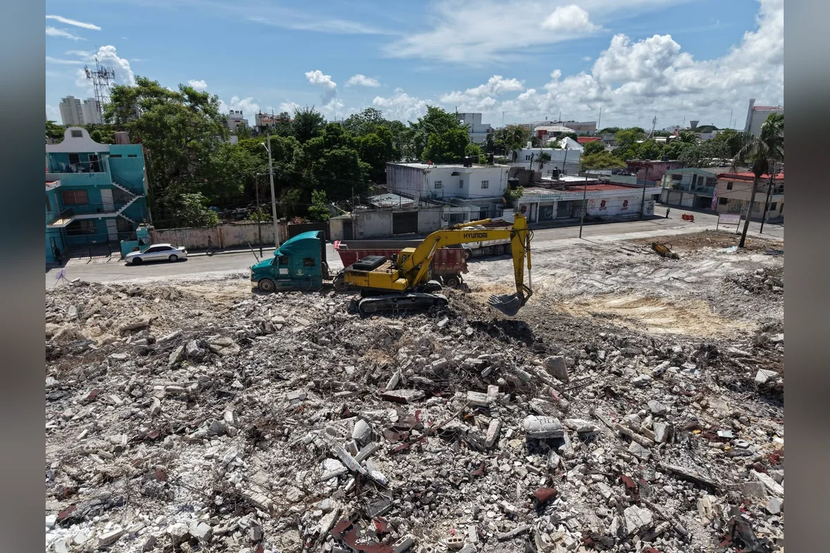 Tras tumbar todas las estructuras, la maquinaria comenzó a retirar los escombros que se espera se termine en un mes. Esto quedó del Hospital general de Cancún tras la demolición que se llevó a cabo en menos de un mes. Ahora falta sacar el escombro. Foto: Ayuntamiento Benito Juárez.