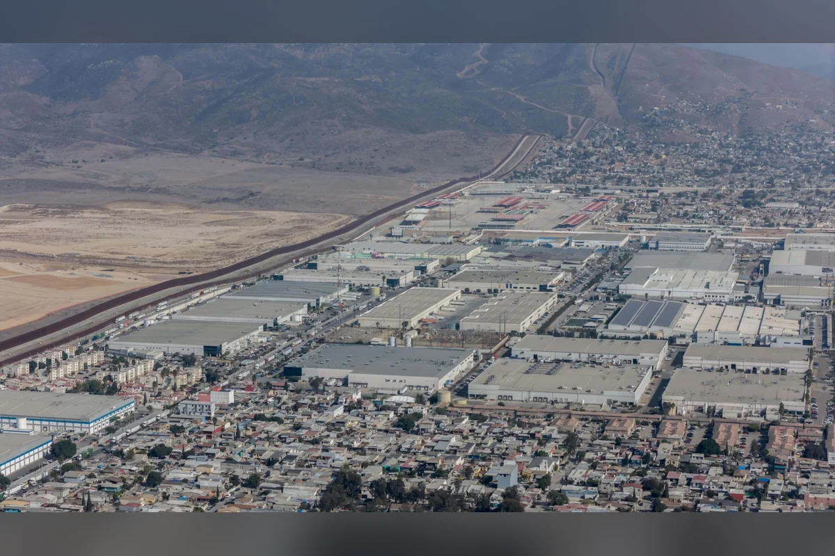 Hay horas, en la mañana y tarde, que los camiones con mercancía fabricada en Tijuana saturan las rutas hacia la Garita de Otay. Foto: Cuartoscuro.