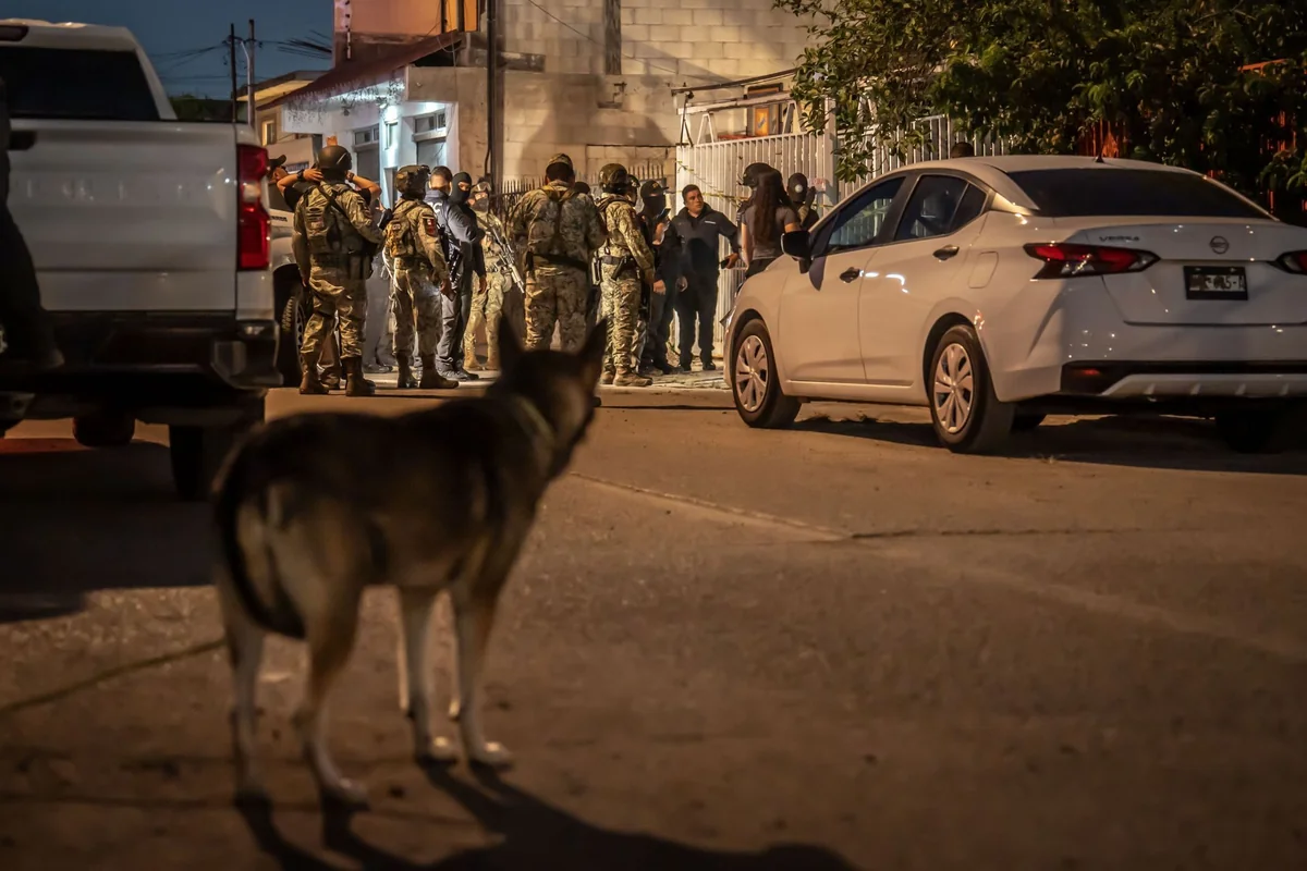 En 2025, policías de Tijuana y agentes federales descubrieron una casa en donde se construyó un túnel para pasar droga y migrantes a Estados Unidos. Foto: Cuartoscuro.
