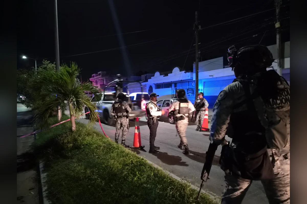 Al conocerse que los involucrados estaban ligados a las fuerzas del orden público, al lugar llegaron decenas de policías locales y federales. Foto: Diana García.