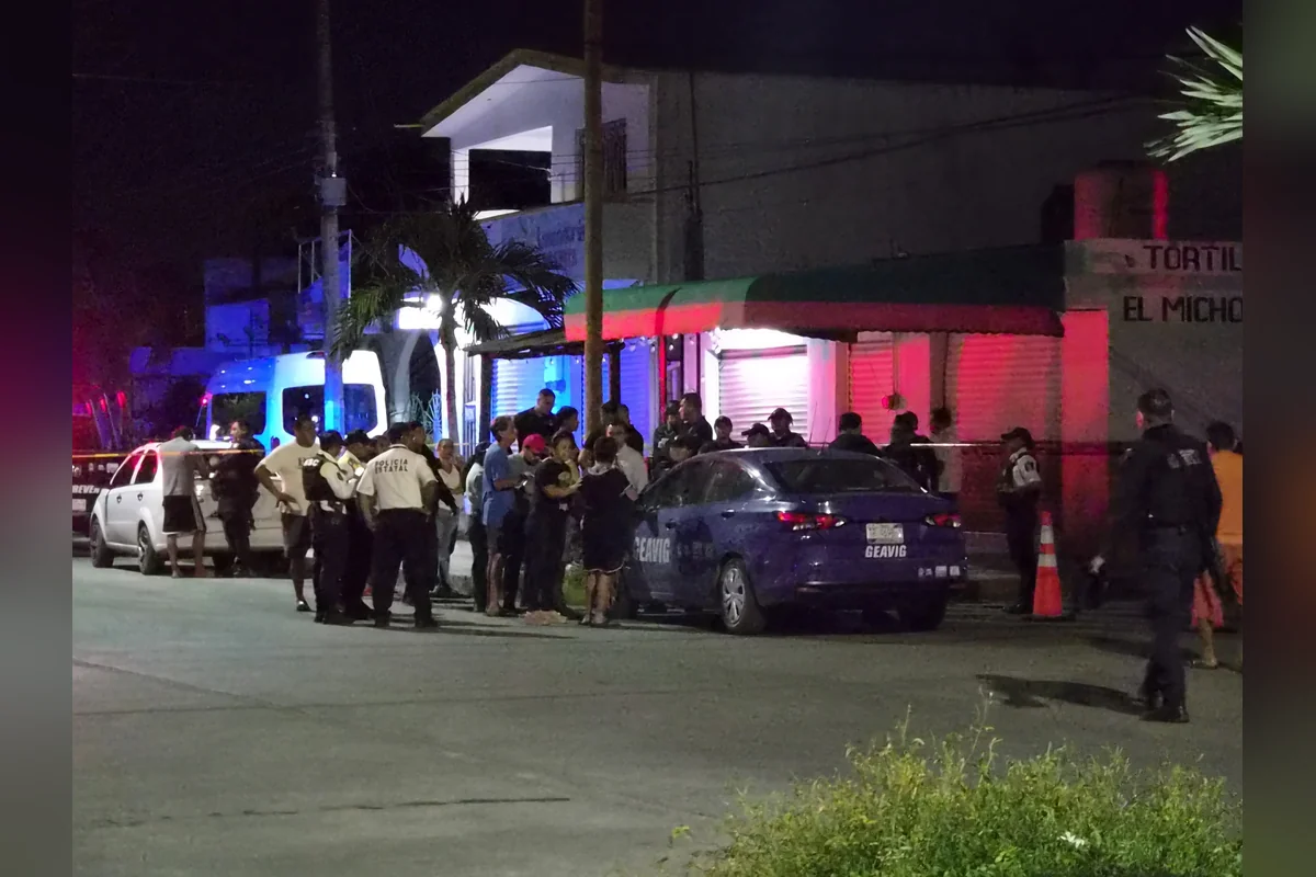 Habitantes de la colonia se acercaron a la zona para saber qué había ocurrido con sus vecinas, madre e hija. Foto: Diana García.