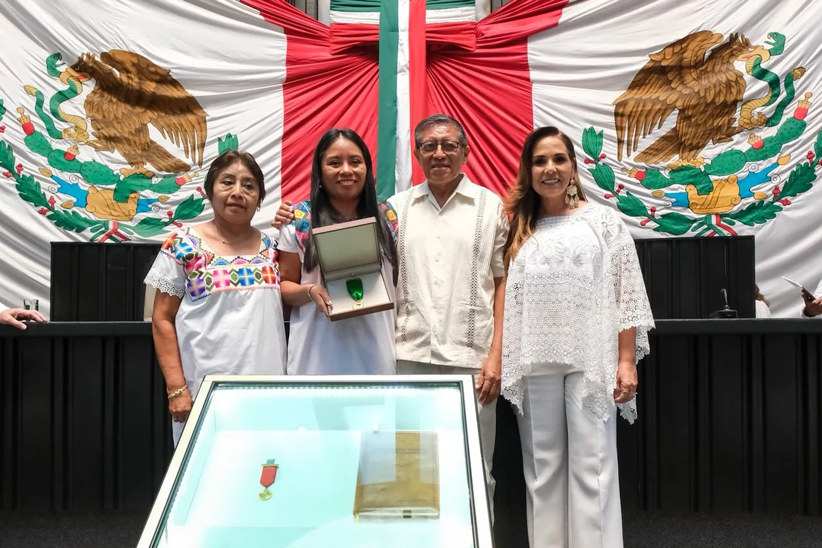 La gobernadora Mara Lezama fue invitada a la entrega del galardón que destaca la labor de las mujeres indígenas. Foto: Congreso QRoo.