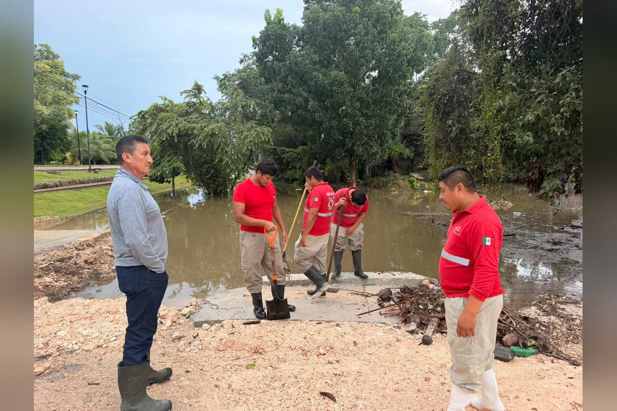 Pasada la tormenta, el alcalde José Alfredo Contreras Méndez subió en sus redes sociales una foto con una cuadrilla de limpieza. Foto: Ayuntamiento Bacalar.