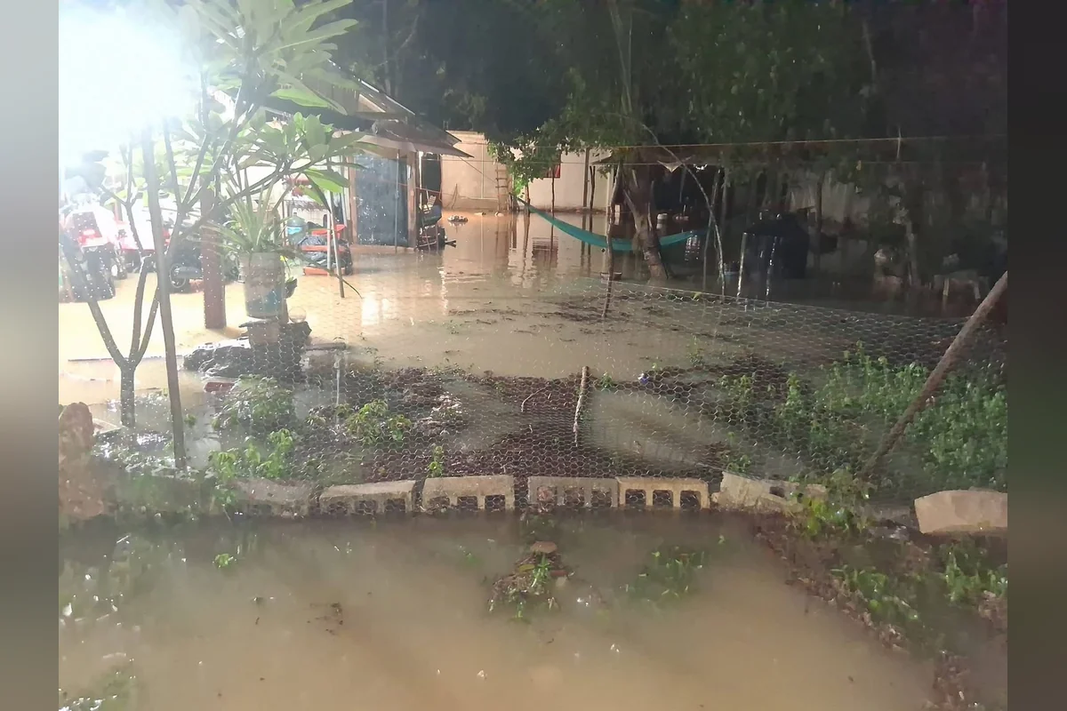 En Bacalar, el agua se anegó en varias casas debido a una obra municipal que recién terminaron. Foto: Facebook.