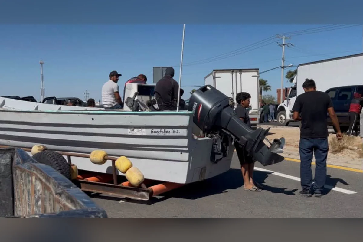 Pescadores de San Felipe cerraron dos veces la carretera que va de Mexicali a su municipio para exigir acuerdos con las autoridades. Foto: El Compa Barra.
