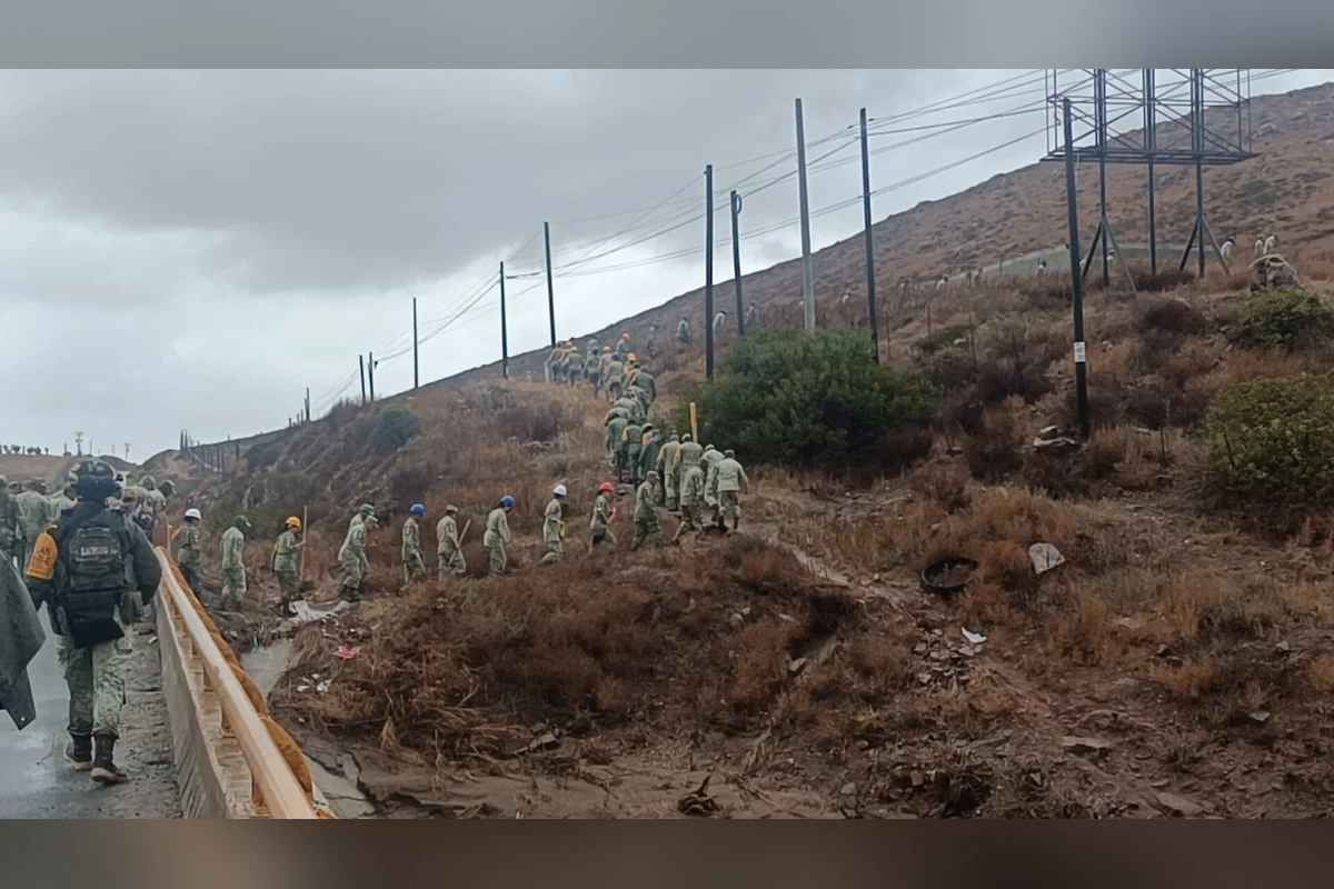 Personal del Ejército Mexicano acudió a las zonas más afectadas para ayudar a la población. Foto: Especial.