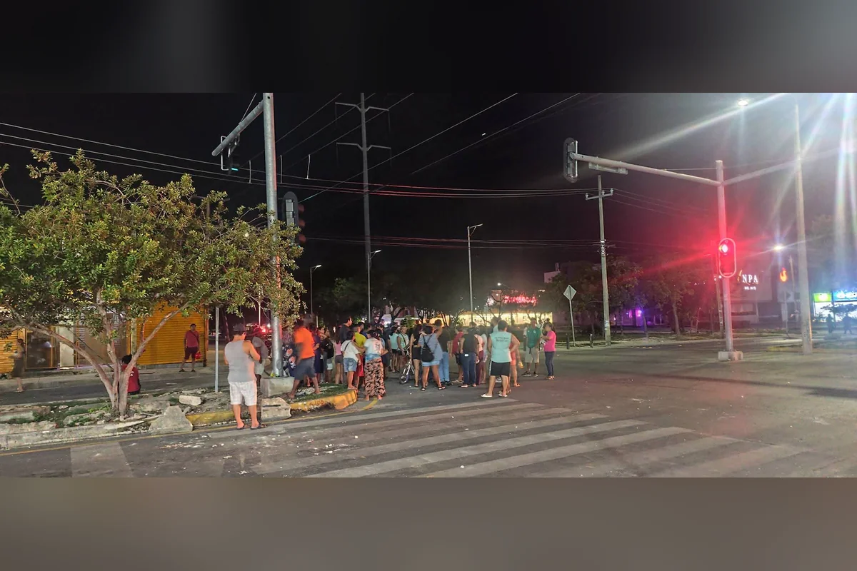 Habitantes de la Supermanzana 221 bloquearon la avenida 20 de Noviembre debido a que llevaban cuatro días sin agua. Foto: Facebook.