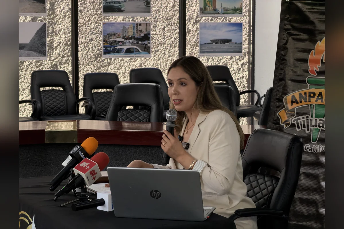Durante un foro en la Canaco Tijuana, la abogada Estefanía Campos García pidió a las autoridades dar seguimiento a los adolescentes al salir de los centros de internamiento. Foto: Valeria Ugarte.