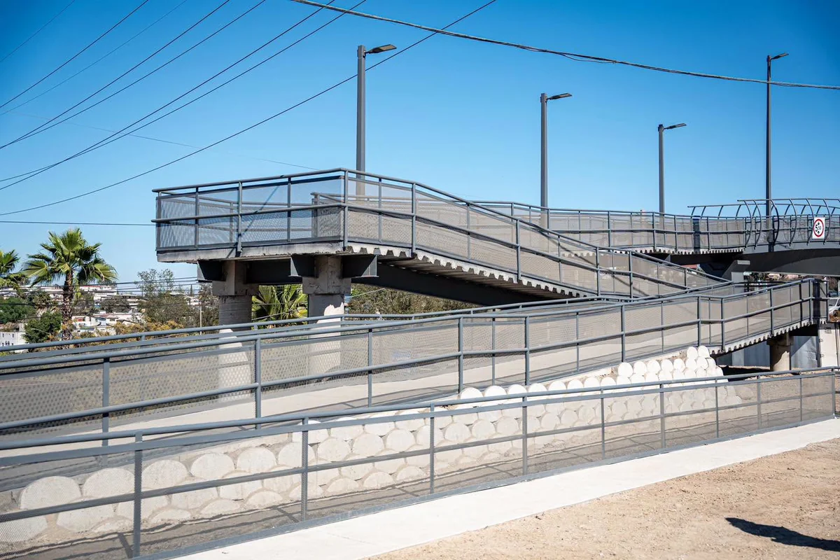 Tiene rampas muy largas que más que ayudar dificultan la movilidad de las personas, además de que una de las bajas termina directo a uno de los carriles de la vialidad. Foto: Gobierno Tijuana.