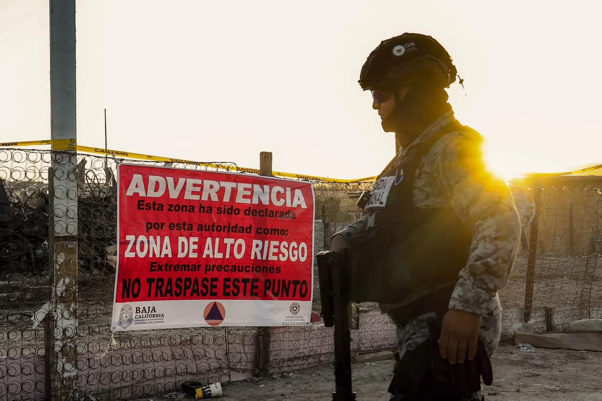 Varias casas quedaron severamente dañadas, por lo que las autoridades vigilan que los habitantes busquen otros sitios para vivir temporalmente. Foto PC Ensenada.