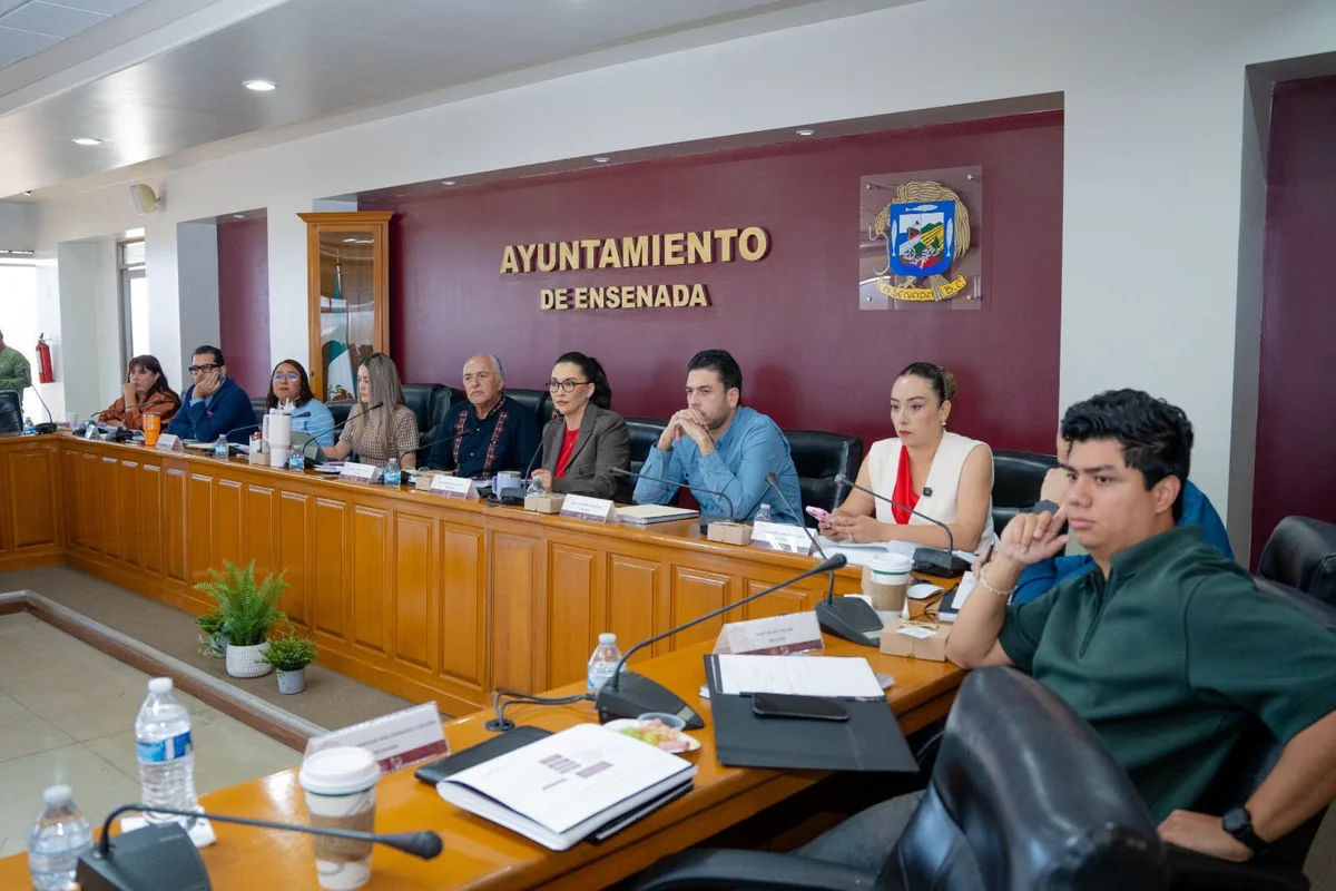 El regidor de Morena, Iván Salas Palma, exigió en el Cabildo se investigue a fondo quienes en Protección Civil incumplieron con ayudar a la ciudadanía. Foto: Gobierno Ensenada.