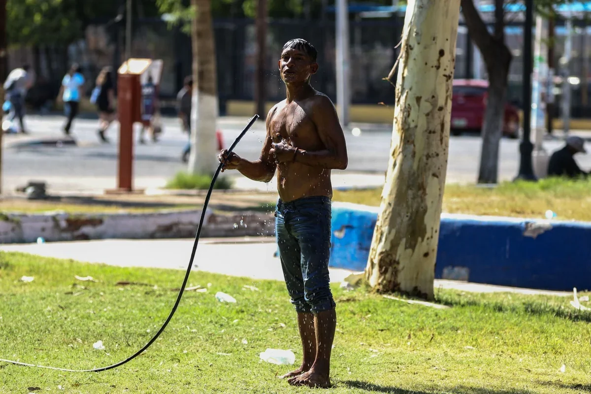 Muchas personas que no tenían donde resguardarse o que estaban en situación de calle se las ingeniaron para aguantar las altas temperaturas. Foto: Cuartoscuro.