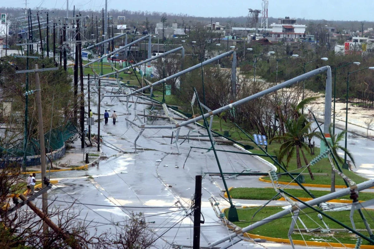 Tal fue la potencia de Wilma que derribó decenas de postes y torres eléctricas que sumieron a Cancún en la penumbra. Foto: Especial.
