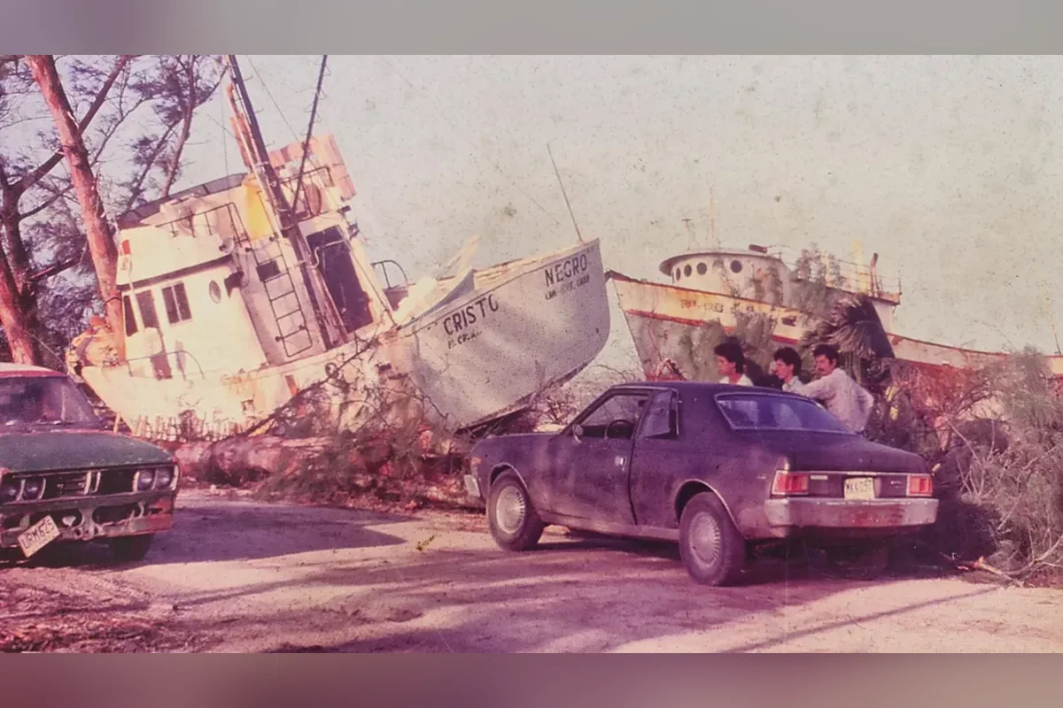 Muchas embarcaciones fueron lanzadas a las avenidas cercanas a la zona costera y algunos de ellos terminaron sobre los coches. Foto: Especial.