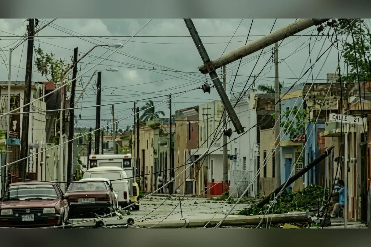 Los equipos de emergencia apenas si podían pasar por las calles para auxiliar a la población damnificada. Foto: Especial.