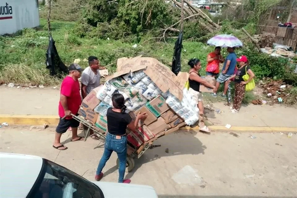Tras la tormenta no llegó la calma, comenzaron los saqueos a las tiendas de autoservicio. Foto: Especial.