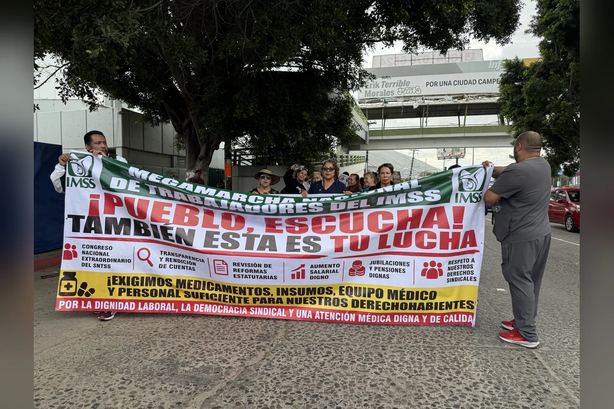 En la caminata, que salió de la Clínica 27, pidieron el apoyo de la ciudadanía para lograr que sus necesidades sean escuchadas por las autoridades del Seguro Social. Foto: Montserrat Flores.