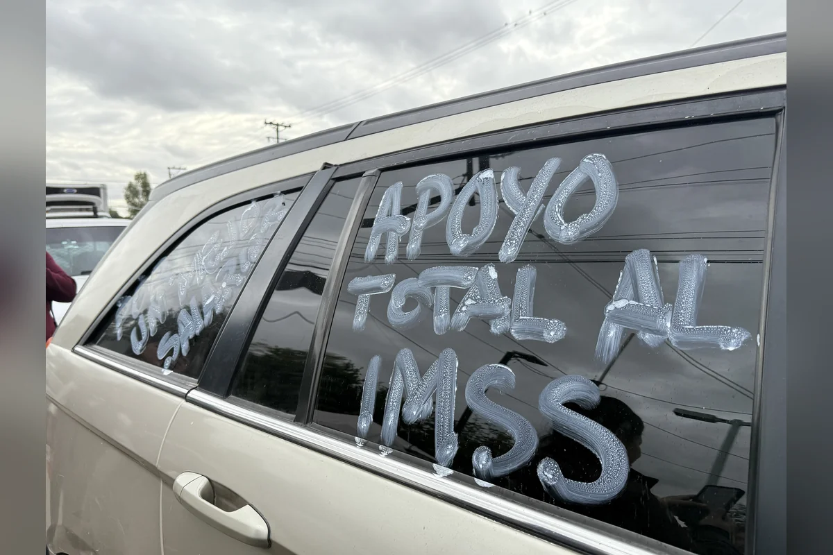 Uno que otro automovilista mostró su apoyo a las quejas de los trabajadores del Seguro Social y a la exigencia de terminar con el desabasto de medicamentos. Foto: Montserrat Flores.