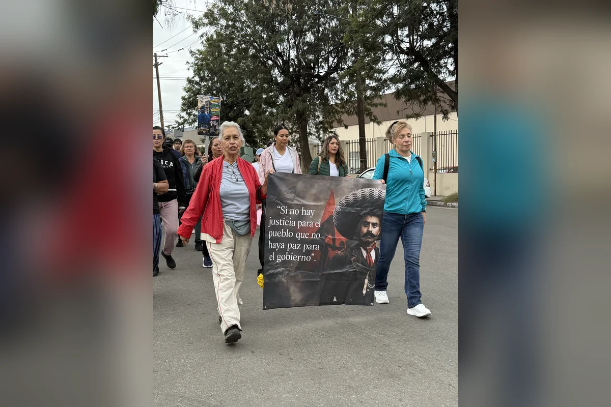 Empleados del IMSS en retiro acudieron al llamado de sus compañeros para mostrar el apoyo en sus demandas. Foto: Montserrat Flores.