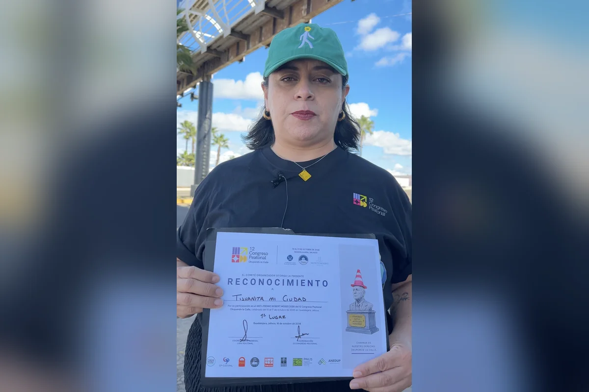 Ivón Hernández, colaboradora de la Liga Peatonal, dijo que el antipremio al paso peatonal en Tijuana le ganó a otras estructuras de Monterrey, Guadalajara y Ciudad de México. Foto cortesía Yolanda Morales.