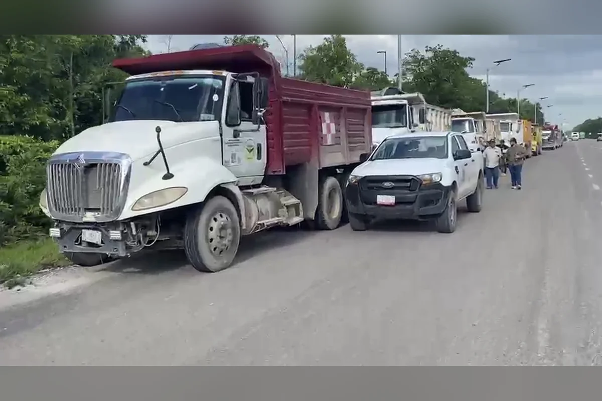 Cerca del libramiento de la Autopista Mérida-Cancún se plantaron los conductores con sus volteos para presionar a Defensa a contratarlos. Foto Joana Maldonado.
