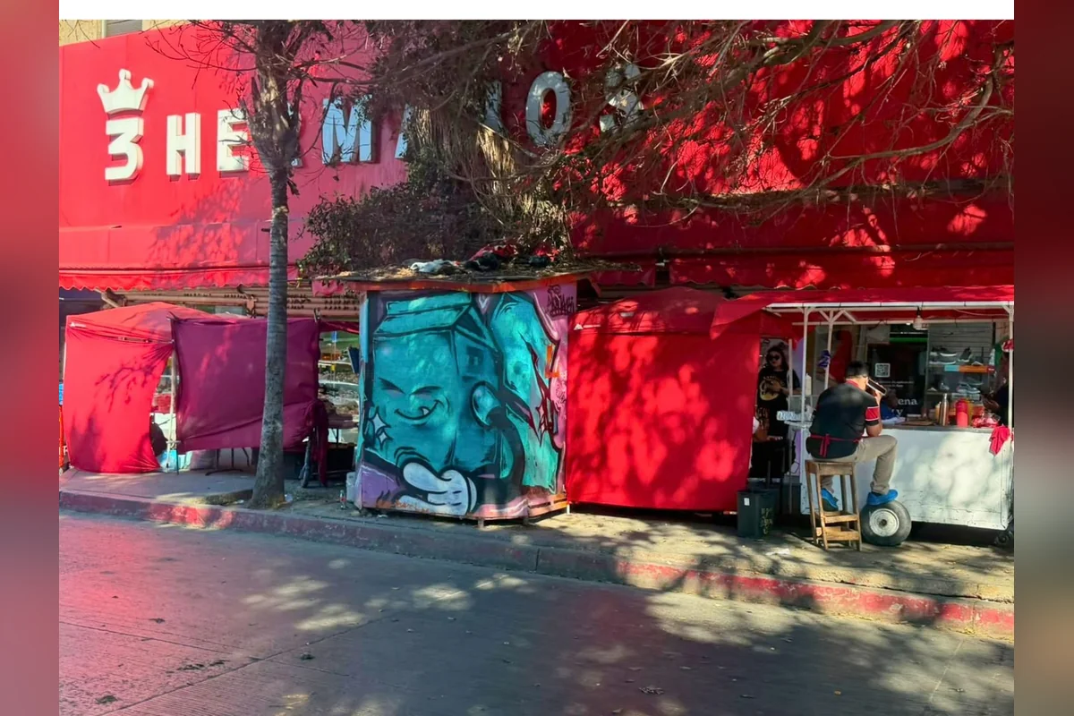 Más y más vendedores informales llenan las calles de varias zonas en Tijuana. Foto: Cecilia Franco.
