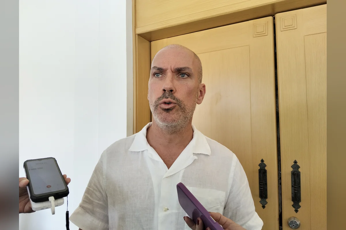 Eugenio Barbachano, quinto regidor del Ayuntamiento de Tulum, exhibió la mala estrategia del Gobierno estatal para evitar la caída del turismo. Foto: Verónica Fajardo.