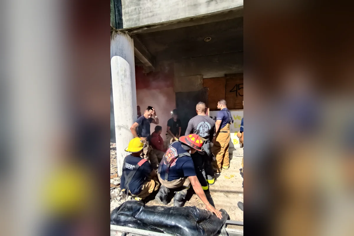 En un inmueble, los voluntarios son capacitados en cómo entrar a una zona con humo denso o con gases. Foto: Handel Aguilar.