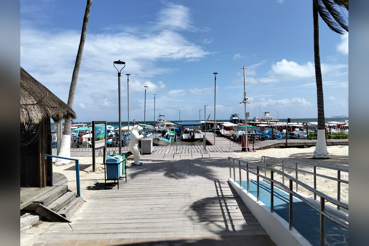 Desiertos están los muelles en Cancún a Isla Mujeres, de donde salen los paseos turísticos, por la falta de paseantes nacionales y extranjeros. Foto: Verónica Fajardo.