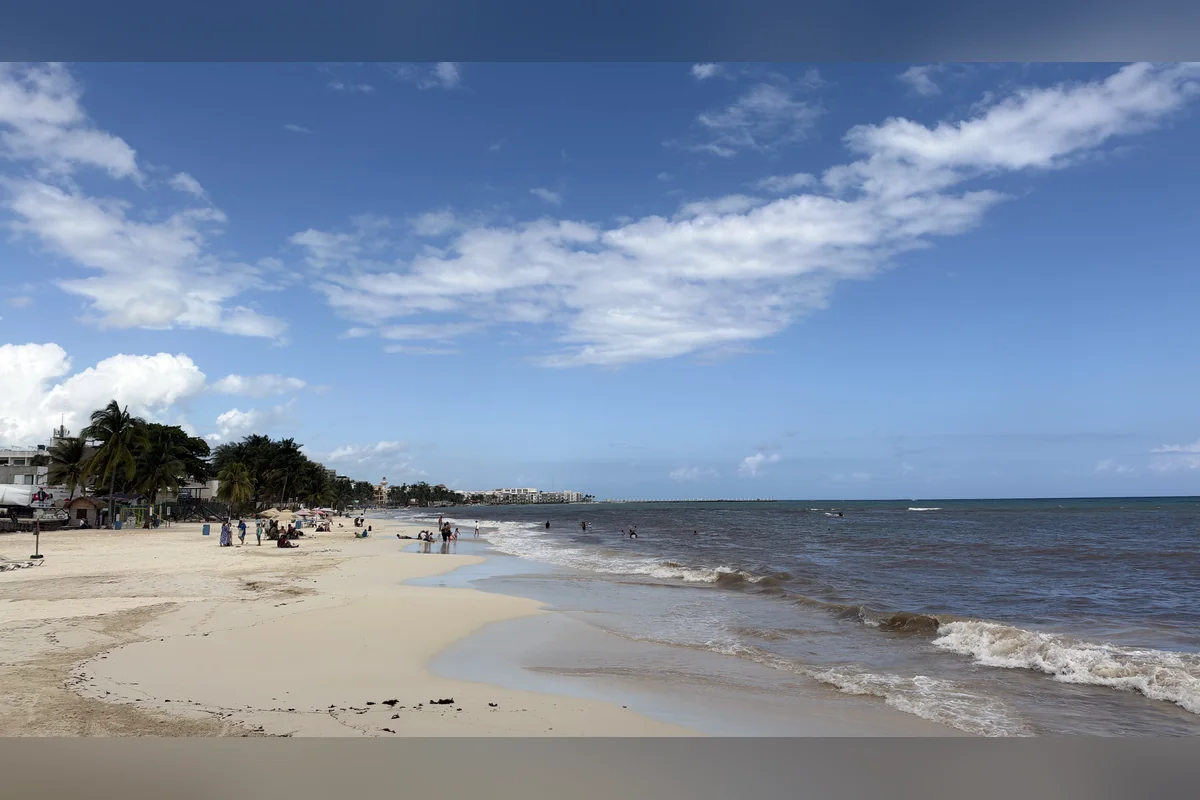 Varias semanas tenía que el litoral de la Riviera Maya no se veía tan limpio como este jueves y fue debido al frente frío. Foto: Handel Aguilar.