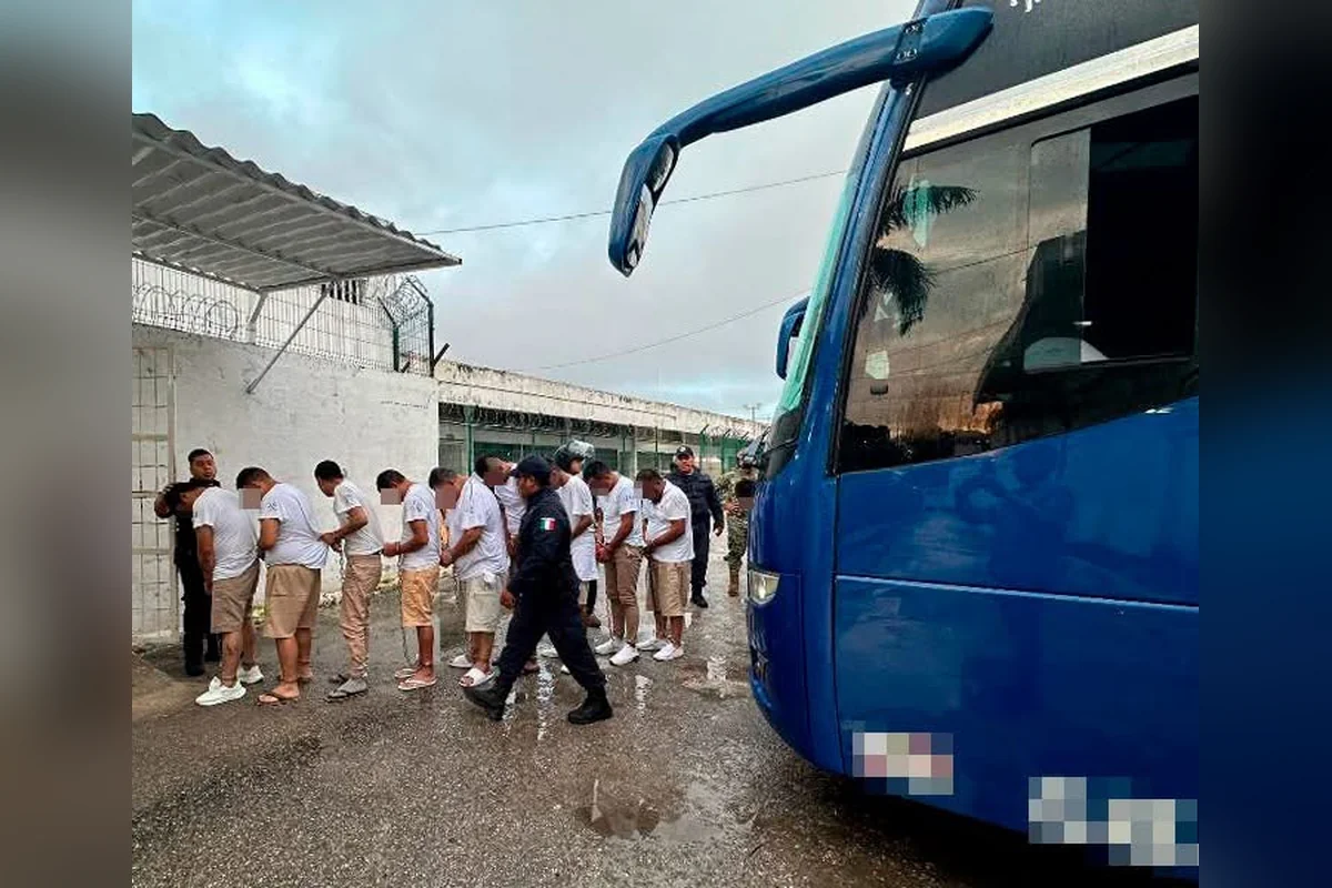 Por tierra fueron trasladados las 146 personas privadas de la libertad, sin que se registraran incidentes en el trayecto. Foto: SSC.