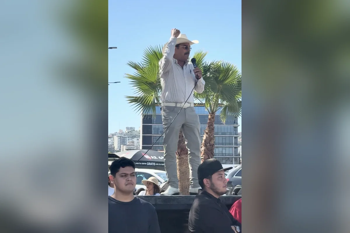 Varias fueron las personas que alzaron la voz contra el Gobierno, como Juan Ramírez Sánchez, profesor jubilado. Foto: Montserrat Flores.