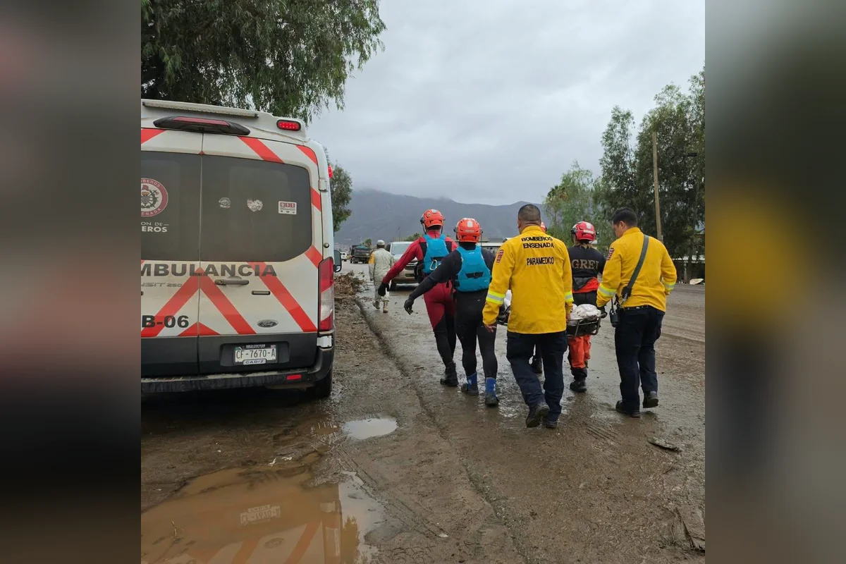 Cuerpos de rescate atienden a la población afectada en esta delegación, una de las más afectadas por los aguaceros. Foto: PC Ensenada.