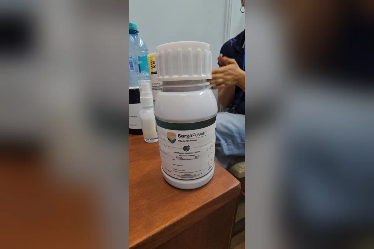 Aparte de las pláticas en la cumbre contra el sargazo, algunos emprendedores mostraron los productos que se pueden elaborar con el alga. Foto: Joana Maldonado.