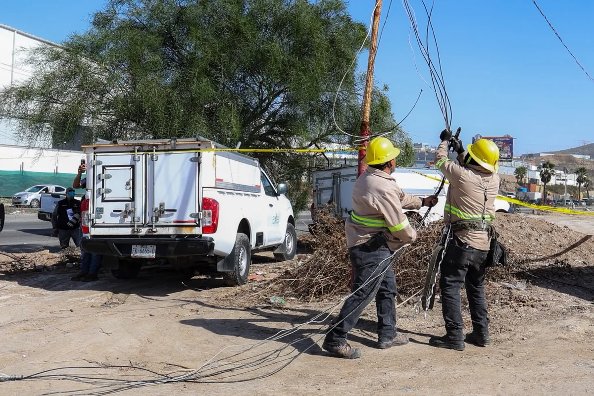 Personal de la Comisión Federal de Electricidad fue requerido en el sitio para retirar las improvisadas líneas de luz que había en el campamento. Foto: Gobierno Tijuana.